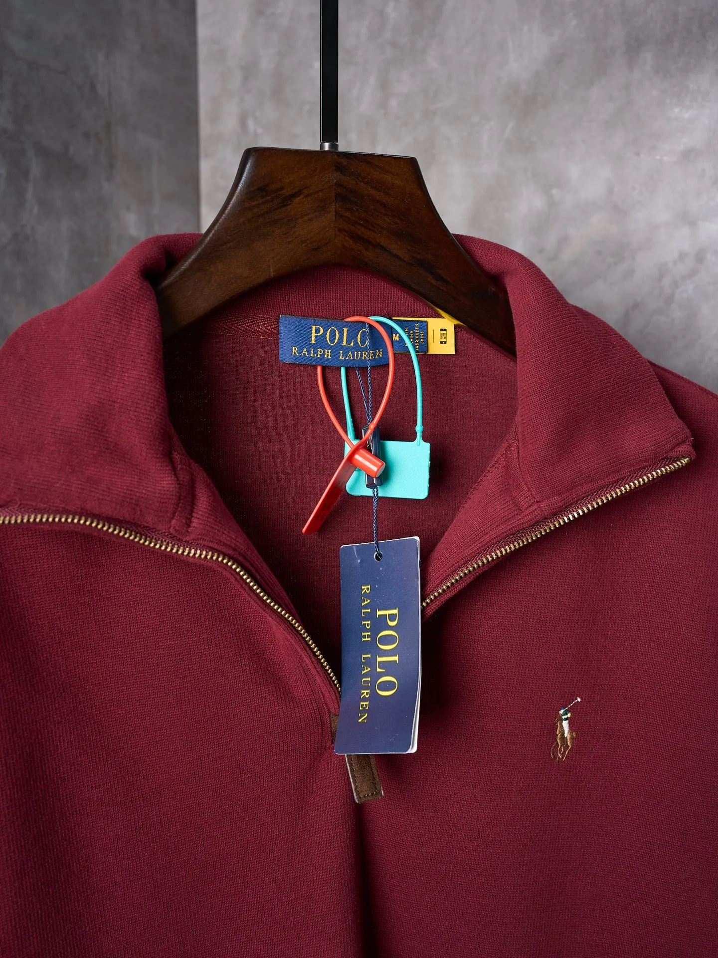 P350 Actual auction】Ralph Lauren/Ralph Lauren colorful pony logo embroidered zipper half turtleneck sweatshirt [Ready stock] S M L XL Customized Yayun essence cotton velvet material, soft and silky, comfortable and skin-friendly. It is based on low saturated brown and red and incorporates a hint of mystery of purple. The exquisite colorful pony logo jumps into burgundy and brings its own focus. It is fully recognizable. Simple and smooth lines outline the overall outline. The half-zip design is sublimated. The leather pull tab of the zipper head is aged, retaining slight rough edges, and hiding unintentional beauty. In the name of design, we create a new fashionable realm for sweatshirts. We use imported machine embroidery technology and use advanced computer control systems and precision mechanical components to realize pony logo embroidery operations. High precision. The lines are smooth and delicate. The fabrics have been washed and have a better hand feel. Not easy to deform, not easy to shrink, not easy to fade. Maintain long-term beauty and fit.